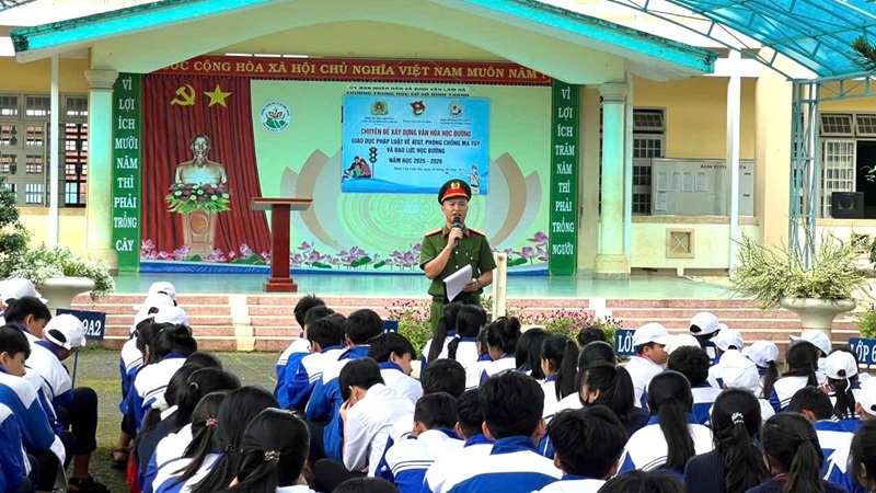 Lực lượng Công an cơ sở đẩy mạnh tuyên truyền, phổ biến pháp luật tại các trường học, góp phần xây dựng môi trường học đường an toàn, lành mạnh